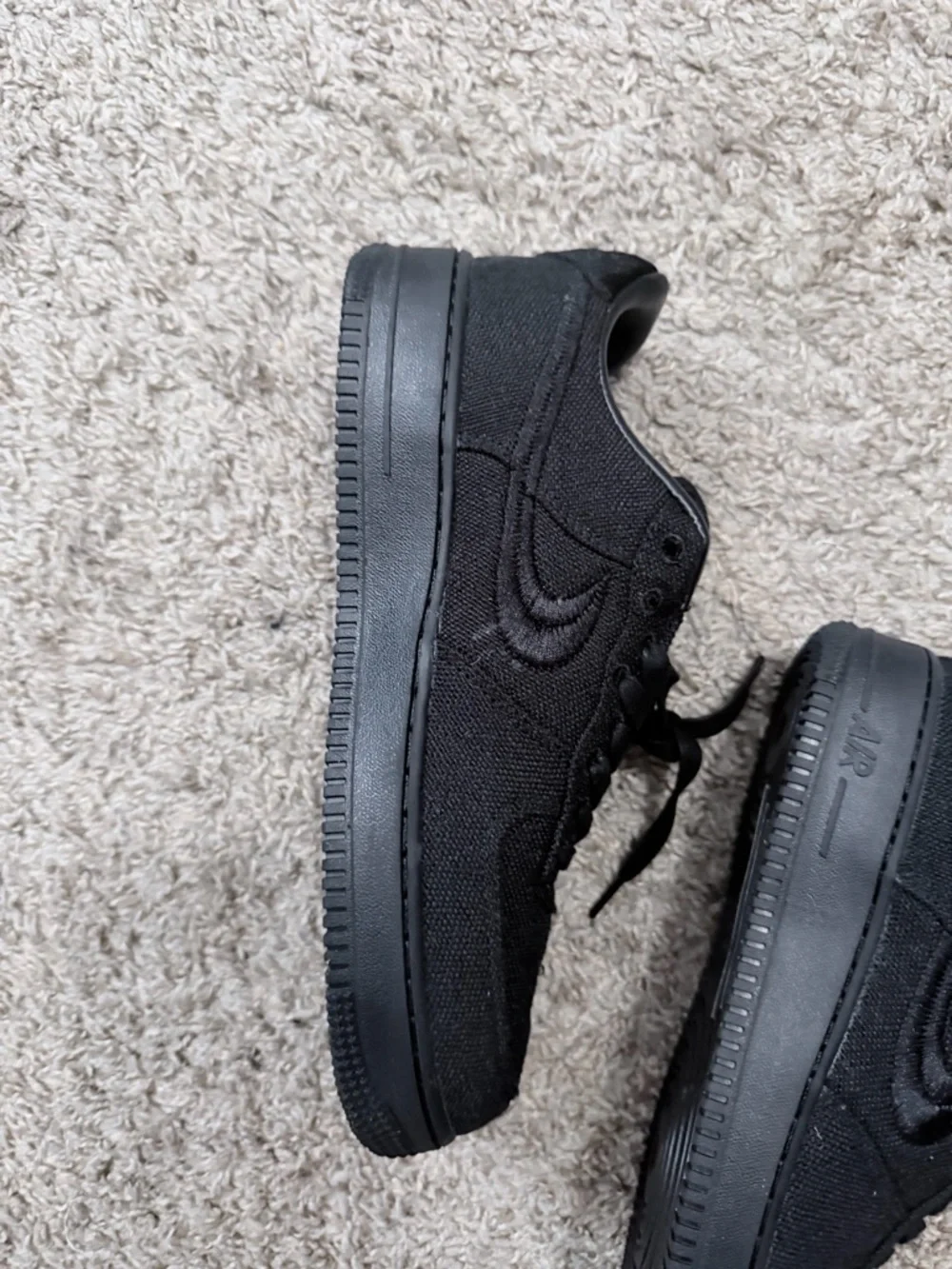 Nike Men’s Black Low-Top Sneakers with Lace-Up Design - Picture 4 of 6